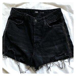 Black shorts with detail on the side !!